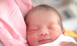 Trẻ bị viêm phổi có được tắm không? 