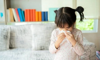Sai lầm cha mẹ thường mắc khi chăm sóc trẻ bị cảm lạnh