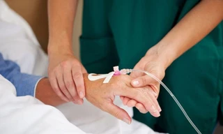 Người mắc cúm A có nên truyền dịch không? 