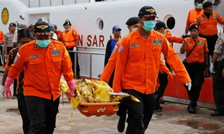 Các nhân viên cứu hộ di chuyển một thi thể nạn nhân lên cảng Kumai ở Pangkalan Bun, Indonesia. Ảnh: Reuters