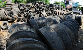 Lốp xe phế thải chất cao như núi, tràn từ vườn nhà dân ra đường cái ở thôn Hòa Bình, xã Nghĩa Hòa, huyện Tư Nghĩa. 