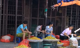 Mận Trung Quốc tại chợ đầu mối có giá 6.000-8.000 đồng/kg.