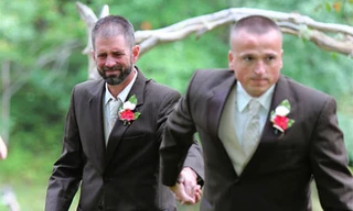 Bố dượng bật khóc vì được bố đẻ mời vào lễ đường cưới con gái