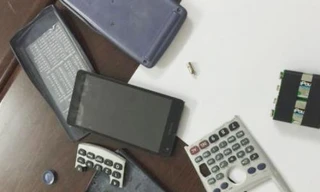 Chiếc điện thoại màn hình cảm ứng được Luật và nhóm thi hộ nguy trang thành máy tính cầm tay. Ảnh: Công an Hải Phòng.