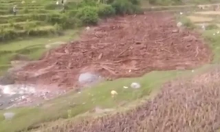 Hãi hùng chứng kiến dòng lũ cuồn cuộn đổ về ở Sơn La