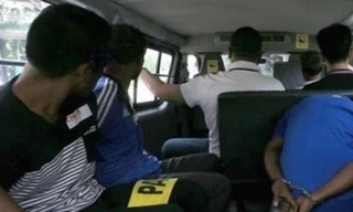 Cảnh sát Singapore bắt giữ các nhân vật tham gia dàn xếp tỷ số. Ảnh: Jakarta Post.