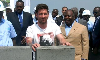 Messi tự tay đặt viên gạch trong lễ khởi công SVĐ QG Gabon.