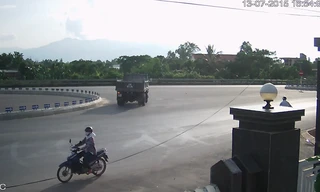 Chiếc xe chở theo những người ném hóa chất phá đường.