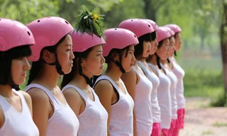 Các nữ cứu sinh xinh đẹp tại khu du lịch tỉnh Hà Nam, Trung Quốc.