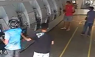 Dùng súng cướp trắng trợn tại cây ATM