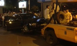 Lực lượng cứu hộ di dời chiếc xe khỏi hiện trường.