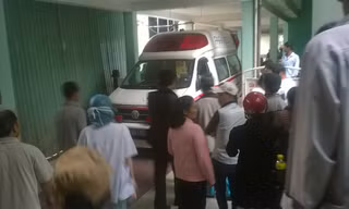Xe cứu thương chạy thẳng vào khoa Ung bướu.