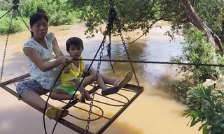 Thót tim cảnh bà bầu đu dây qua sông ở Gia Lai