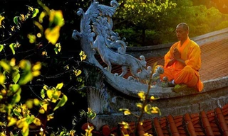 Một đại sư của Nam phái Thiếu Lâm luyện công.