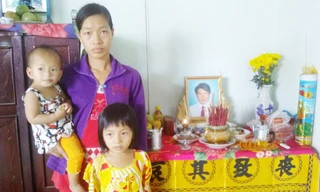 Vợ và con anh Sang trước di ảnh chồng. Ảnh: Hòa Hội.