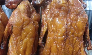 Vịt được nhuộm phẩm màu thành vàng óng.