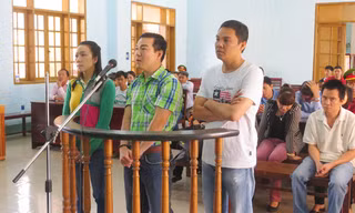 Trần Quốc Mỹ (áo trắng) cùng các bị cáo hầu tòa.