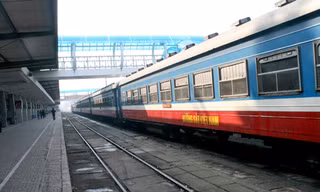 Sinh viên sẽ không được miễn giảm khi mua vé tàu hỏa từ 15/4. Ảnh: Bá Đô.