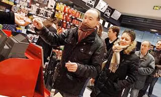 Người Paris xếp hàng mua số mới của Charlie Hebdo sau vụ thảm sát.