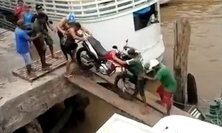 Rơi tõm xuống sông khi đưa xe máy xuống phà