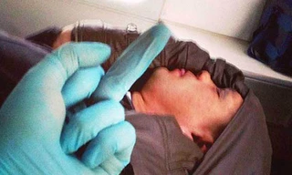 Hình ảnh "tự sướng" trước bệnh nhân đang hấp hối.