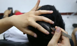 Tay bới tóc phải mau lẹ, nhẹ nhàng tạo cảm giác thoải mái cho khách.