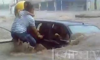 Giải cứu người trong ôtô bị mắc kẹt giữa dòng lũ cuồn cuộn