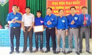 Tỉnh đoàn Hà Tĩnh trao tặng huy hiệu “Tuổi trẻ dũng cảm” cho em Nguyễn Hữu Thắng.