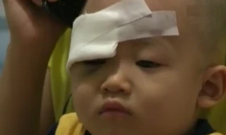 Bé 23 tháng tuổi suýt hỏng mắt vì nạn ném đá vào xe khách
