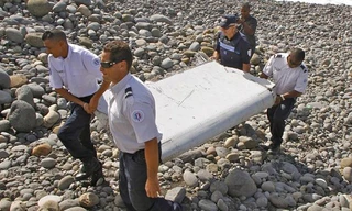 Cánh tà máy bay MH370 tìm được ở đảo Reunion không bị sứt sẹo gì lớn. Ảnh: AP.