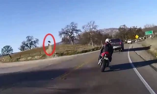 Lao vào ụ đất, biker bay như “siêu nhân“