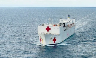 USNS Comfort có hơn 700 nhân viên y tế, 5.000 đơn vị máu và 12 phòng mổ. Quy mô của nó chỉ xếp sau tàu chị em USNS Mercy.
