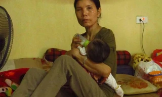 Cháu nhỏ sống sót kì diệu hiện đang được bà ngoại và mọi người trong gia đình chăm sóc cẩn thận.