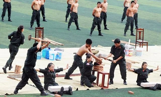 Màn công phá đầy sức mạnh của những nữ Cảnh sát đặc nhiệm. 