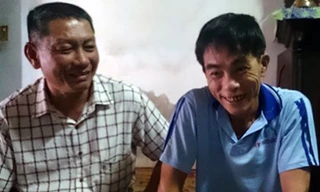 Ông Nguyễn Văn Đạo (bên phải) tươi cười bên ân nhân cứu mạng Phạm Tấn Lộc.