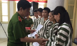 Phạm nhân nhận quyết định đặc xá.