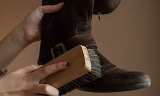 Sáu mẹo bảo quản giày da lộn vào mùa đông