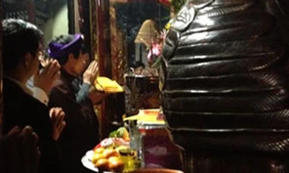 Thầy cúng hành nghề.