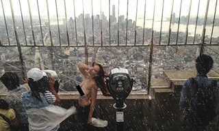 Một bức trong bộ ảnh 'boobs-about-town' của Allen Henson Ảnh: NY Dailynews.