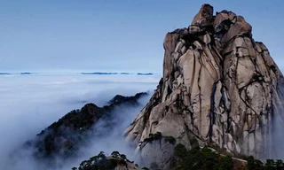 Cảnh mây vờn 'núi trụ trời' ở Trung Quốc