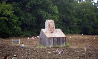 Crater of Diamonds ở Murfreesboro, Arkansas, Mỹ từng là miệng núi lửa. Đến nay, nó được biết tới như một mỏ kim cương tự nhiên.