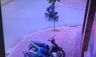 Chủ nhà bất lực nhìn trộm lấy xe SH trong chớp mắt