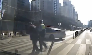 Việc làm cảm động của cảnh sát giúp người đi bộ