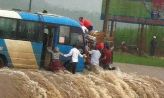 Clip hàng chục người liều mình đẩy ôtô vượt lũ cuồn cuộn