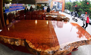 Chiếc phản gỗ cẩm lai khá bắt mắt. Theo lời người chủ gian hàng, phản được làm từ gỗ cẩm lai từ đất nước Công-gô (châu Phi). 