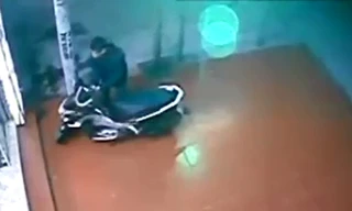 Tên trộm xe Air Blade thản nhiên bỏ đi khi bị bắt quả tang