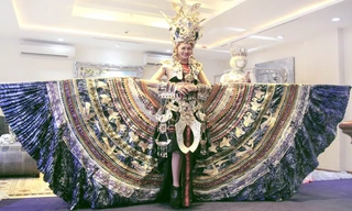 Bảo Anh mặc cầu kỳ trình diễn trong chương trình The Remix tối 8/3 vừa qua.