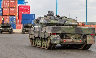 Các xe tăng từ các kho hàng đang được di chuyển về địa điểm tập kết.