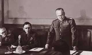 Nguyên soái G. Zhukov đọc văn bản buộc quân đội Đức Quốc xã đầu hàng không điều kiện.