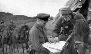 Chiến sĩ Hồng quân Liên Xô báo cáo kết quả trinh sát tại mặt trận năm 1941. Ảnh: Corbis.